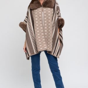 Capa de rayas con cuello de pelo. Cierre en la parte superior